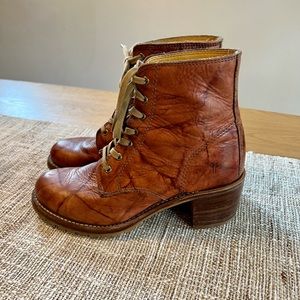 Frye Sabrina 6G Lace Up Boots in Saddle Colorway